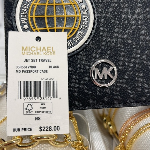 Michael Kors Jet Set Travel Md Embellished Signature Logo Passport Case
Black - Picture 13 of 16